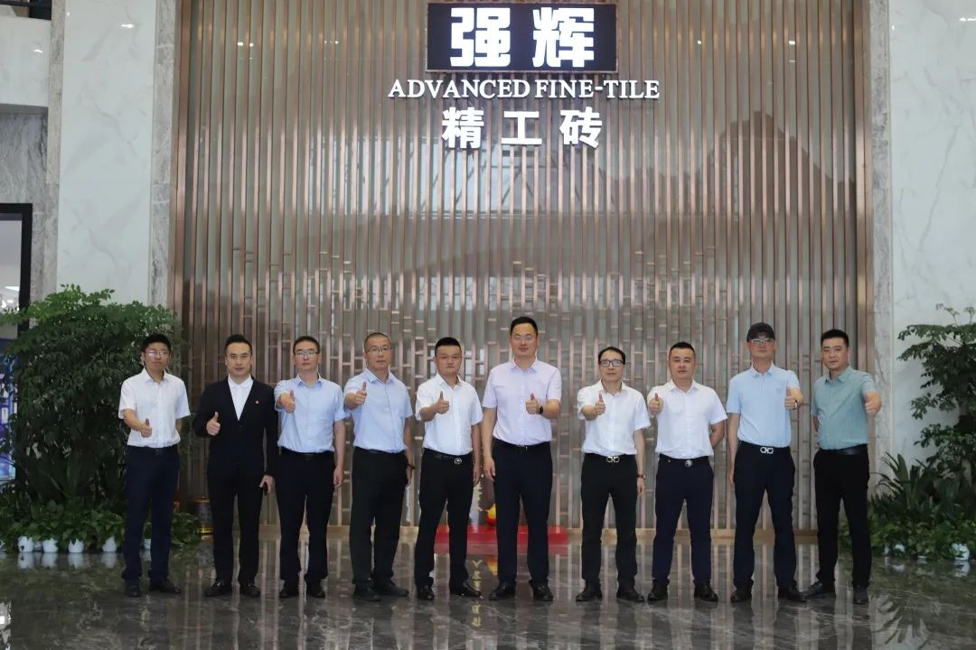 強(qiáng)輝新品質(zhì)感大師又出圈？華美立家團(tuán)隊參觀強(qiáng)輝總部展廳！